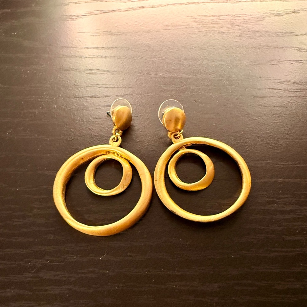 Chic Gold Circle Earrings